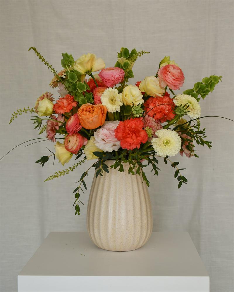 Arreglo cálido con rosas durazno y claveles