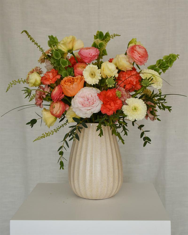 Arreglo naranja y amarillo con rosas de jardín