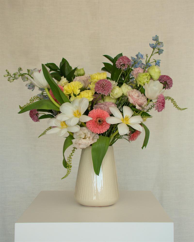 Arreglo pastel con gerberas y narcisos
