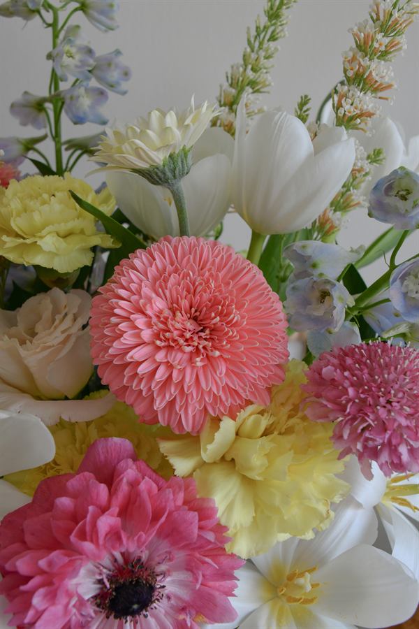 Tonalidad Pasteles: rosas suaves, blancos y amarillo claro